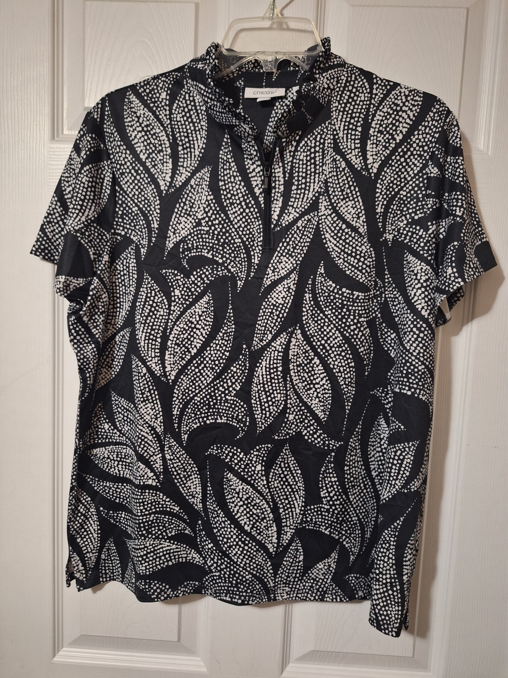 Chico's Black & White Leaf-Print Short Sleeve Top Size Large